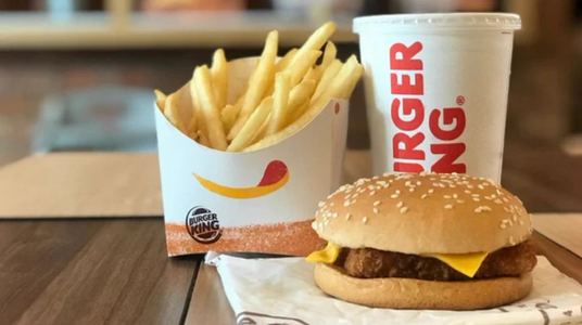 Burger King şi McDonald’s scot roşiile din burgerii pe care-i vând în India, din cauza inflaţiei. Tomatele s-au scumpit cu 450% în decurs de un an din cauza ploilor musonice care au perturbat recoltele şi lanţul de aprovizionare