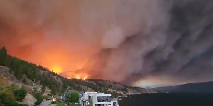 Locuitorii din provincia canadiană Columbia Britanică sunt în stare de urgenţă şi se pregătesc de evacuare din cauza incendiilor