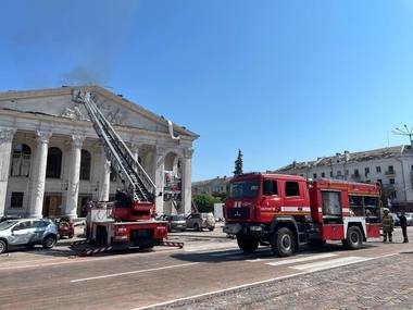 BBC: Atacul de la Cernihiv, soldat cu 7 morţi şi 117 răniţi, a fost efectuat probabil cu rachetă balistică. Teatrul lovit găzduia o reuniune a producătorilor de drone, dar locul nu a fost cunoscut decât cu câteva ore înainte - VIDEO