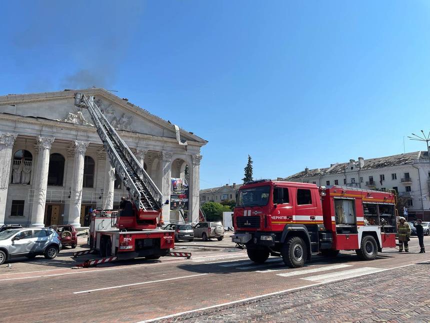 BBC: Atacul de la Cernihiv, soldat cu 7 morţi şi 117 răniţi, a fost efectuat probabil cu rachetă balistică. Teatrul lovit găzduia o reuniune a producătorilor de drone, dar locul nu a fost cunoscut decât cu câteva ore înainte - VIDEO