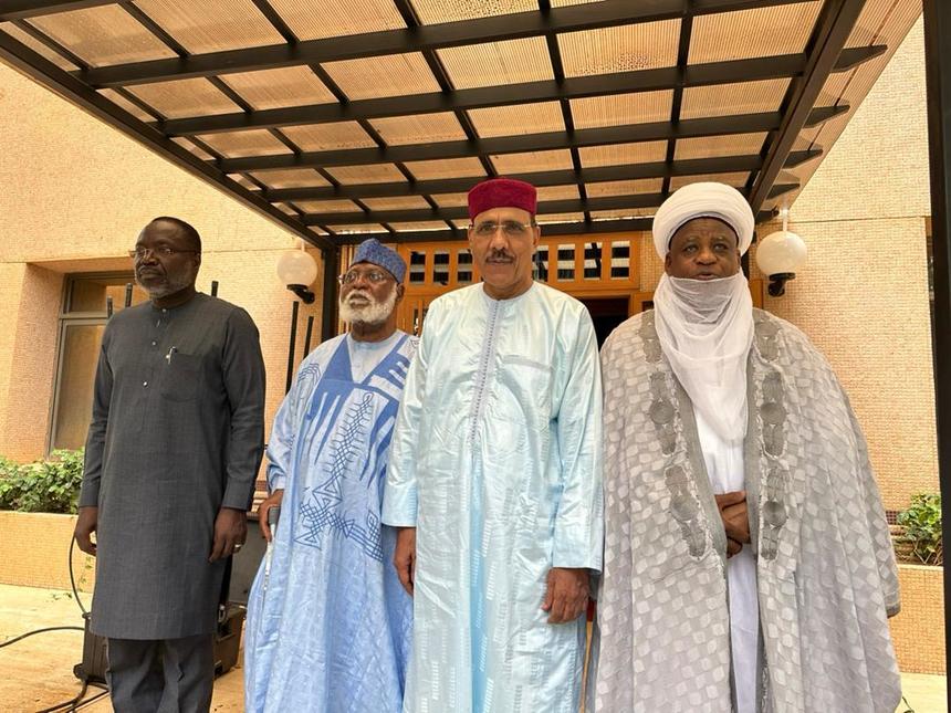 Reprezentanţii blocului vest-african ECOWAS s-au întâlnit la Niamey cu preşedintele îndepărtat de la putere Bazoum şi cu liderul juntei din Niger