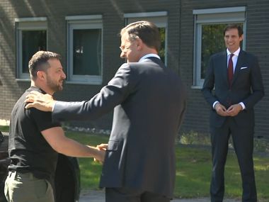 Zelenski a aterizat la o bază aeriană olandeză, unde va discuta cu premierul Mark Rutte