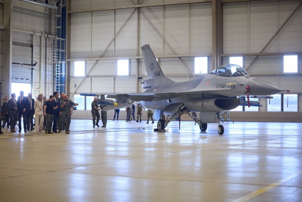 Ministrul danez al apărării: "Sunt mândru că Danemarca, împreună cu Olanda, va dona avioane de luptă F-16 Ucrainei". Zelenski spune că va primi 42 de avioane - FOTO