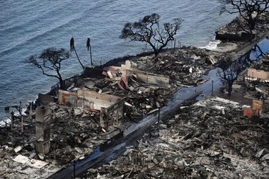 Medicii, dentiştii şi antropologii se străduiesc să identifice victimele incendiilor din Hawaii. Ce fac echipele DMORT şi cum funcţionează o morgă mobilă. Peste 1.000 de localnici din Maui sunt daţi dispăruţi. Preşedintele Biden este aşteptat luni în zonă