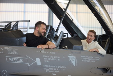 După vizita în Olanda, Zelenski a mers în Danemarca. Şefa guvernului de la Copenhaga l-a anunţat că îi dă 19 avioane F-16, primele urmând să ajungă în jurul Anului Nou - FOTO