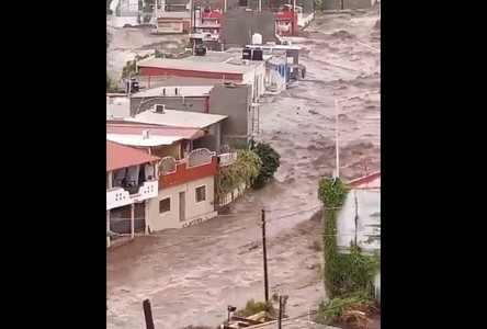 Uraganul Hilary, devenit furtună tropicală, a lovit peninsula Baja California şi înaintează spre sud-vestul Californiei. Meteorologii spun că ploile vor avea o intensitate fără precedent în zone secetoase în mod obişnuit