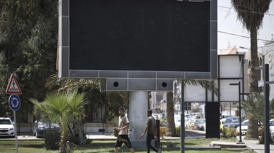 Un hacker difuzează imagini porno pe un ecran publicitar led în centrul Bagdadului
