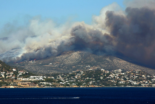 Un mort şi opt răniţi în noi incendii în Grecia, în Boetia, pe Insula Evia şi în apropiere de Alexandroupolis, unde s-a decretat starea de urgenţă. Alerte de incendiu la Atena şi în alte zone. Turişti evacuaţi de pe o plajă 