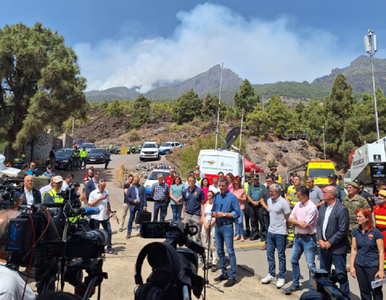 Sanchez îşi exprimă speranţa, într-o vizită în Tenerife, la o stabilizare a incendiului de pe insulă în următoarele zile