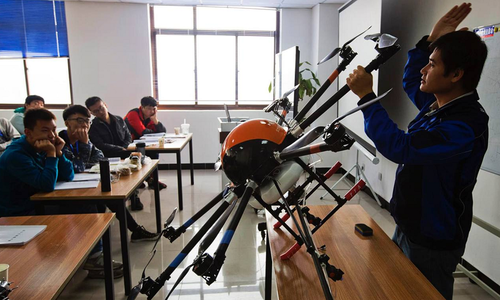 Liceenii ruşi cu vârsta cuprinsă între 15 şi 17 ani urmează să fie formaţi în noul an şcolar în pilotarea dronelor de luptă. Noua programă prevede cel puţin 140 de ore formare cu armament de război, inclusiv Kalaşnikov, în cadrul unei formări militare din