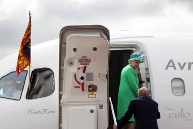 Aeroportul Internaţional Touquet-Paris-Plage urmează să fie redenumit ”Elizabeth a II-a” în memoria fostei regine. Elizabeth venea la Touquet împreună cu unchiul său Edward al VIII-lea, amator de echitaţie şi yachting pe nisip