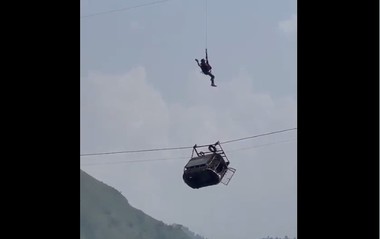 UPDATE: Şapte copii şi un profesor care se duceau la şcoală au rămas atârnând într-o telecabină, deasupra unei prăpăstii, după ce cablul s-a rupt / Operaţiunea de salvare s-a încheiat după 15 ore de calvar - VIDEO