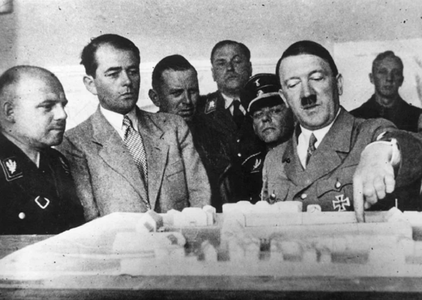 Casa lui Hitler urmează să intre în şantier la 2 octombrie pentru a fi transformată în post de poliţie. Ar însemna ”realizarea dorinţei lui Hitler însuşi”, exprimată într-un articol în mai 1939, denunţă realizatorul unui documentar
