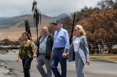 Biden vizitează în Hawaii o populaţie îndoliată şi amară, la două săptămâni după cele mai sângeroase incendii din SUA de peste un secol, soldate cu peste 100 de moţi şi 1.000 de dispăruţi. Unii locuitori au agitat între locuinţe arse pancarte pro-Trump şi insulte la adresa şefului statului