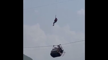 Pakistan - Operaţiunile aeriene de salvare a copiilor din telecabina care atârnă de un fir au fost oprite din cauza întunericului