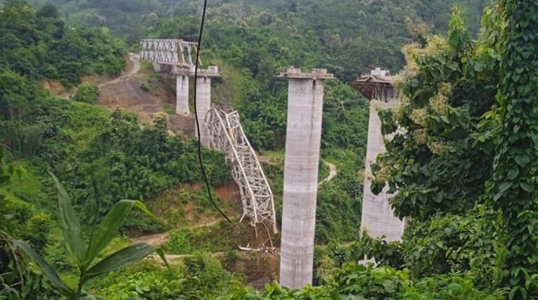 Cel puţin 17 muncitori morţi şi ”mulţi alţii” daţi dispăruţi în estul Indiei, în surparea unui pod feroviar în construcţie