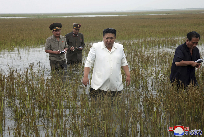 Kim Jong Un îl critică dur pe premierul său Kim Tok Hun în urma unor inundaţii, pentru a-l învinovăţi de problemele economice