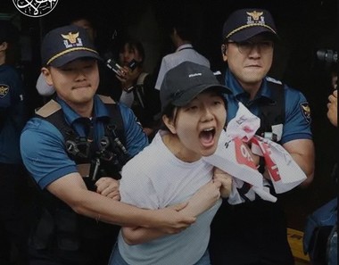Apele reziduale de la centrala nucleară Fukushima au început să fie eliberate în ocean, în ciuda controverselor. China anunţă că interzice importurile de fructe de mare. Un grup de protestatari a intrat în Ambasada Japoniei din Coreea de Sud