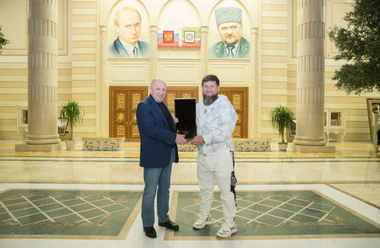 Kadîrov îi aduce un omagiu lui Prigojin, dar îl acuză că n-a văzut ”imaginea de ansamblu”. ”I-am cerut să-şi lase în urmă ambiţiile personale”, ”dar aşa era el, Prigojin, cu purtarea sa de fier şi dorinţa sa de a obţine ceea ce voia aici şi acum”