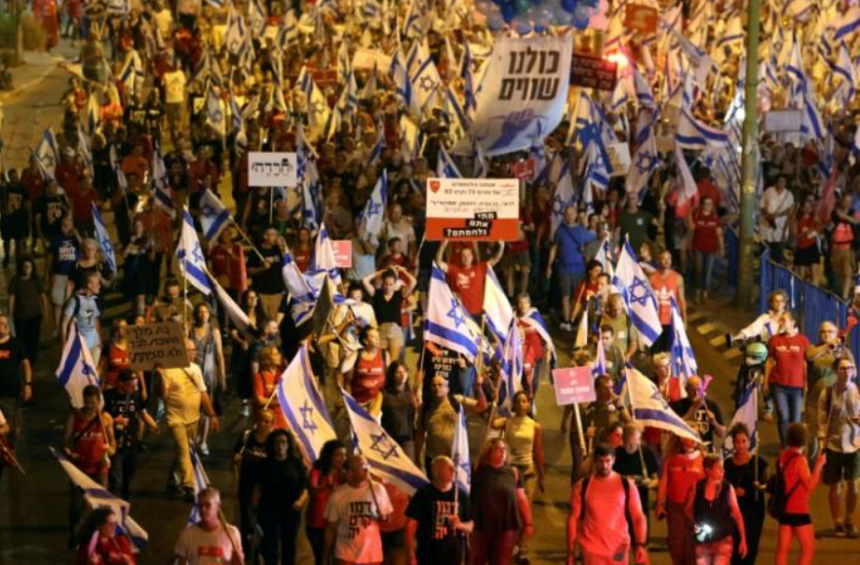 Sute de femei manifestează la Tel Aviv împotriva unei segregări în mijloace de transport în comun. Şoferi obligă femei să stea în spate sau le interzic să urce în autobuz