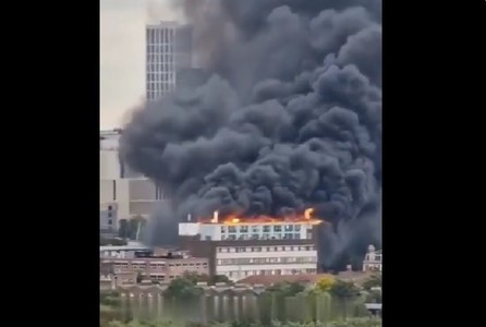Pompierii se luptă cu un incendiu de proporţii în estul Londrei - VIDEO