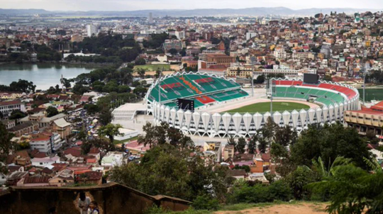 Bilanţul victimelor busculadei din Madagascar creşte la cel puţin 13 morţi, inclusiv şapte minori, şi peste 100 de răniţi. 50.000 de spectatori asistau la ceremonia de deschiderea a celei de-a 11-a ediţii a Jocurilor Oceanului Indian 67 madagascar busculada tw2