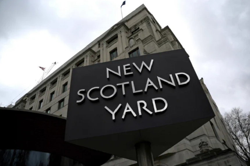 Poliţia din Londra, victima unei piraterii informatice, dezvăluie The Sun. Nume, fotografii, grade, salarii şi alte date de securitate, furate din servele întreprinderii care imprimă cărţi de identitate şi legitimaţii ale Scotland Yard