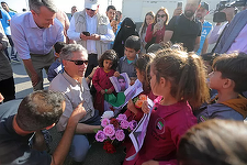 Trei congresmeni americani, Joe Wilson, Victoria Spartz şi Dean Phillip, efectuează o rară vizită într-o zonă rebelă în Siria. Ei şi-au scurtat vizita din motive de securitate după ce au vizitat un spital la Azaz, în Alep, şi s-au întâlnit cu orfani 