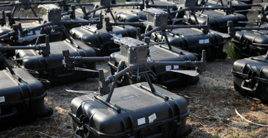 Armata ucraineană pierde în medie 40-45 de drone pe zi, anunţă directorul Comunicaţiilor Speciale, Iurii Şcîohol. ”Până în prezent au fost contractate peste 22.000 de drone de atac, iar aproximativ 15.000 au fost livrate Forţelor Armate ale Ucrainei”