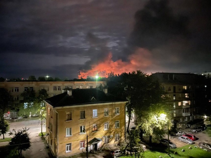 Drone ucrainene au atacat o bază aeriană rusă în apropiere de Estonia şi patru avioane au fost avariate. Moscova afirmă că a distrus patru ambarcaţiuni ucrainene de atac rapid care transportau până la 50 de paraşutişti într-o operaţiune în Marea Neagră 