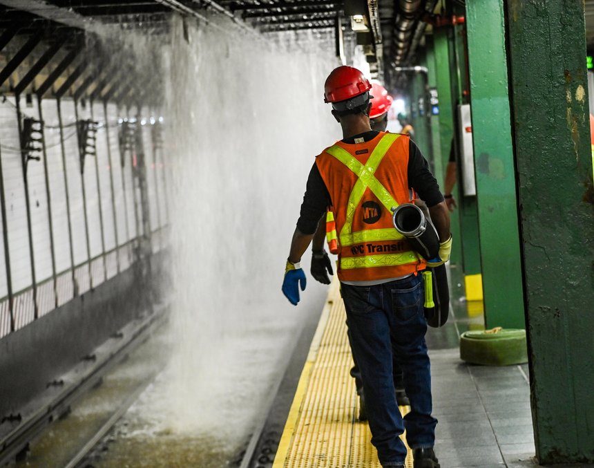 Inundaţie spectaculoasă în cea mai cunoscută staţie de metrou din New York - VIDEO, FOTO