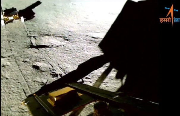 Robotul Indiei confirmă prezenţa sulfului în apropierea polului sud al Lunii. Ce alte elemente a găsit în această zonă neexplorată până acum
