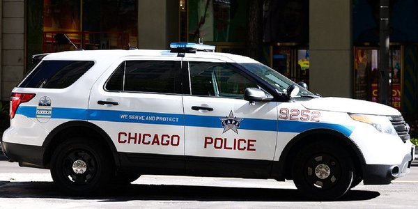 O echipă de televiziune din Chicago a fost jefuită sub ameninţarea armei în timp ce relata despre o serie de jafuri