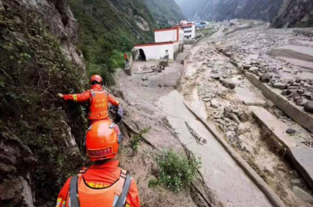 Patru morţi şi zeci de dispăruţi în sud-vestul Chinei, în urma unor ploi diluviene. O uzină de prelucrarea oţelului în care lucrau peste 200 de oameni, ”înghiţită” de inundaţii. Xi Jinping cere o anchetă ”aprofundată” cu privire la un incident de securita