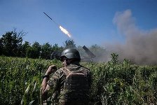 WSJ: Contraofensiva ucraineană a străpuns principala linie defensivă rusă din sud-estul ţării, dând speranţa unei relansări a operaţiunii. Soldaţii ucraineni au găsit covoare şi tablouri în tranşeele adânc săpate ale ruşilor