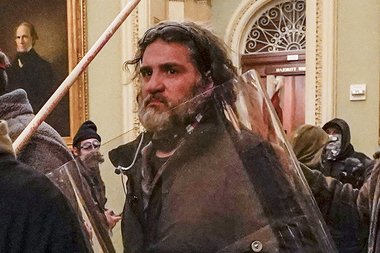 Un membru Proud Boys, condamnat la 10 ani de închisoare pentru atacul de la Capitoliu, strigă la ieşirea din tribunal: "Trump a câştigat"