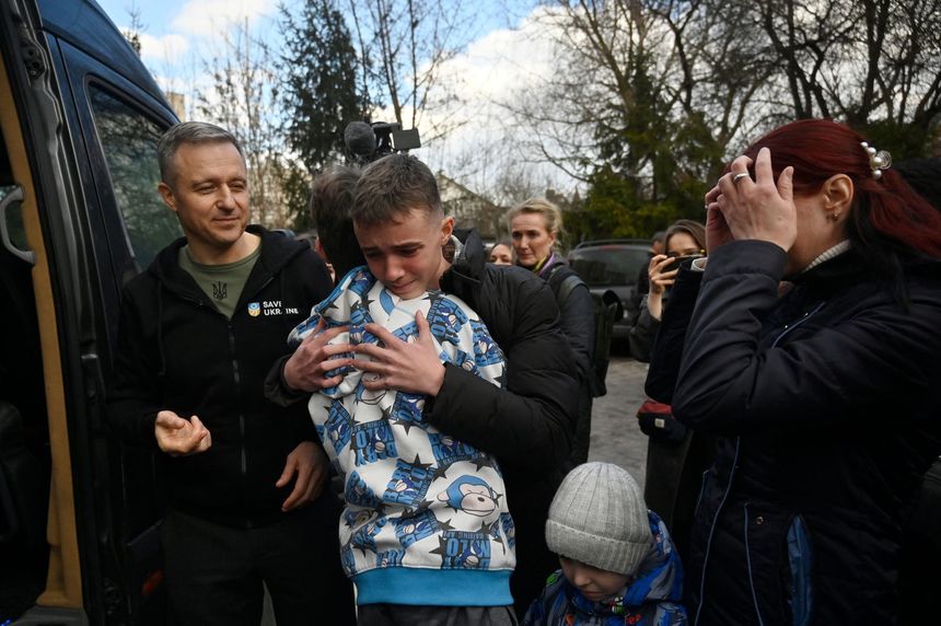 Adolescenţii ucraineni deportaţi spun că gărzile i-au constrâns să facă acte de patriotism rusesc în schimbul unor obiecte de strictă necesitate