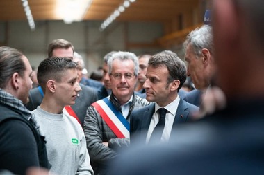 Macron este deschis să "experimenteze" cu uniformele şcolare, în timp ce se amplifică disputa privind interzicerea abaya
