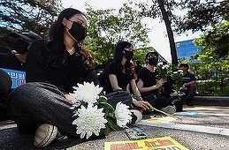Sinuciderea unei învăţătoare a scos în stradă zeci de mii de profesori în Coreea de Sud, care se plâng de presiunile pe care le suportă din partea părinţilor şi a sistemului - VIDEO