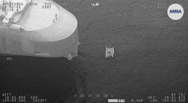 Trei persoane salvate, după ce rechinii au atacat un iaht în largul coastelor australiene