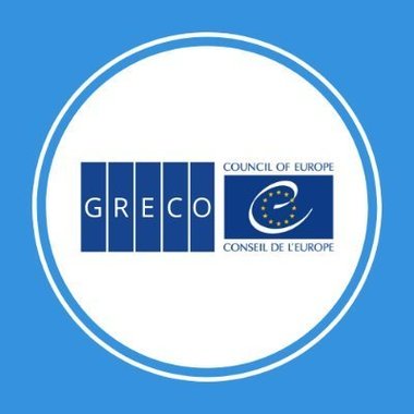 Raport GRECO: România trebuie să-şi îmbunătăţească eficienţa sistemului de promovare a integrităţii şi de prevenire a corupţiei în cadrul administraţiei centrale şi al agenţiilor de aplicare a legii / CoE remarcă „fenomenul uşilor rotative”
