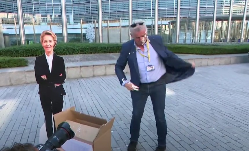 Şeful Ryanair a primit în faţă o tartă cu frişcă, în timp ce se afla la sediul UE - VIDEO
