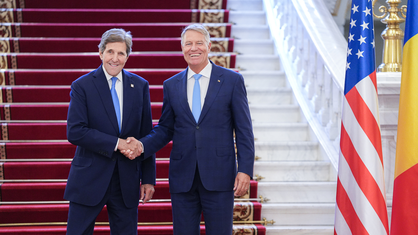 John Kerry, emisarul special pentru climă al preşedintelui SUA, spune că România ar putea folosi gazul natural pentru tranziţia către surse curate de energie, dacă ia măsuri de captare a emisiilor. El avertizează în privinţa "alegerilor autodistructive"