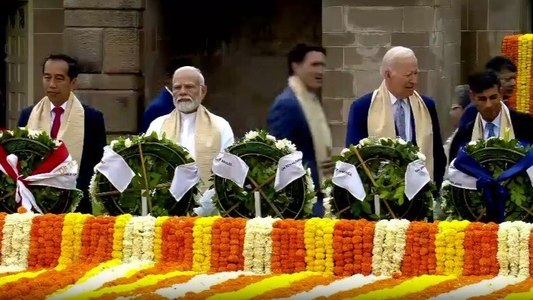 Liderii G20 au depus coroane de flori şi s-au rugat la Rajghat, memorialul dedicat lui Mahatma Ghandi - VIDEO