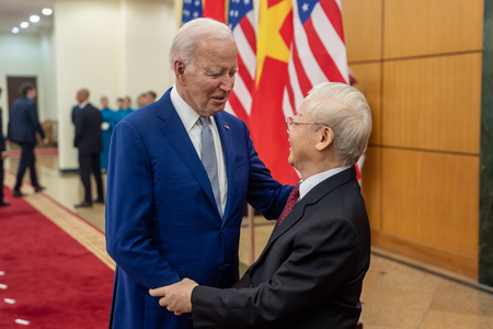 Cu ochii pe China, la jumătate de secol de la conflictul lor sângeros, SUA încheie cu Vietnamul un parteneriat istoric în timpul vizitei lui Joe Biden la Hanoi