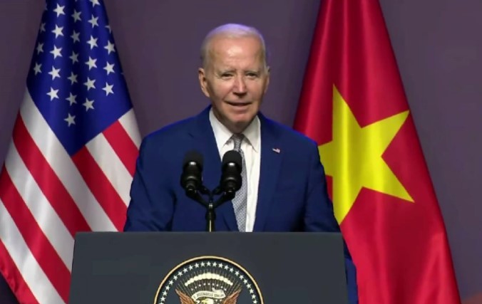 Joe Biden şi-a pierdut firul discursului în timpul unei conferinţe de presă la Hanoi, iar purtătoarea sa de cuvânt l-a întrerupt brusc - VIDEO 