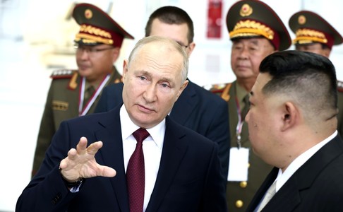 Putin spune că prima sa zi de discuţii cu Kim Jong Un a fost "extrem de productivă". Liderul nord-coreean oferă "sprijin deplin" în "lupta sfântă" a Rusiei cu Vestul, iar Lavrov sugerează că sancţiunile ONU împotriva Phenianului n-ar mai fi de actualitate
