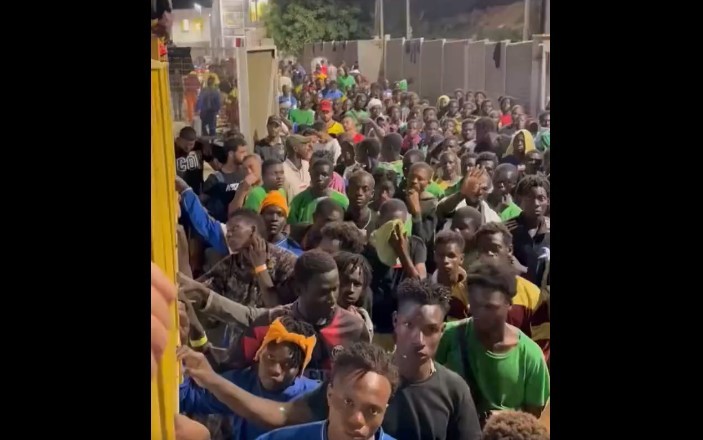 Situaţie gravă şi disperată în Insula Lampedusa: Peste 6.000 de migranţi au venit în 24 de ore, un bebeluş s-a înecat - VIDEO
