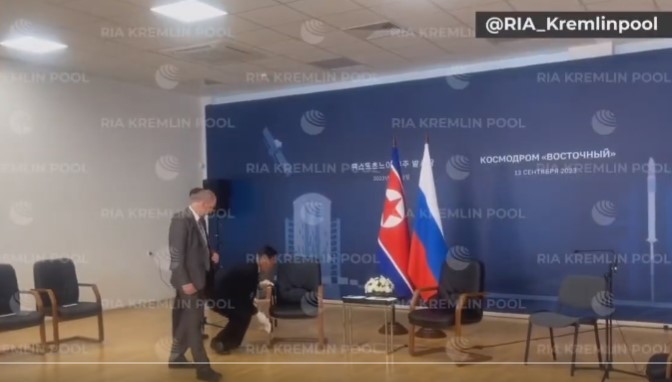 Securitatea nord-coreeană a dezinfectat scaunul lui Kim la summitul cu Putin - VIDEO