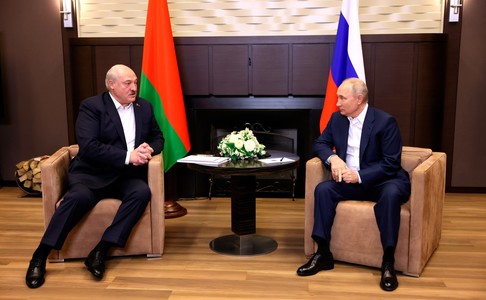 Lukaşenko discută cu Putin la Soci şi anunţă că Belarusul furnizează Rusiei zeci de mii de tone de motorină şi benzină. Este a şaptea întâlnire dintre cei doi lideri în acest an